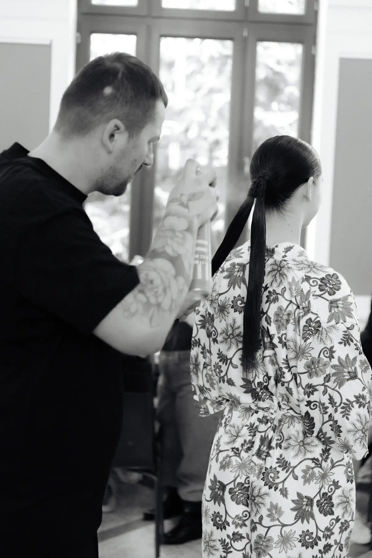 Portret apropiat: Attila finalizează o coadă joasă și lucioasă înaintea defileului