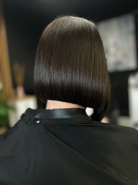 Bob clasic brunet, tuns drept, cu linie perfectă la ceafă și luciu intens, văzut din spate