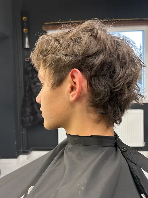 Tunsoare bărbătească texturată, cu volum ondulat deasupra și laturile scurte, la BLOOM Hair Salon Târgu-Mureș