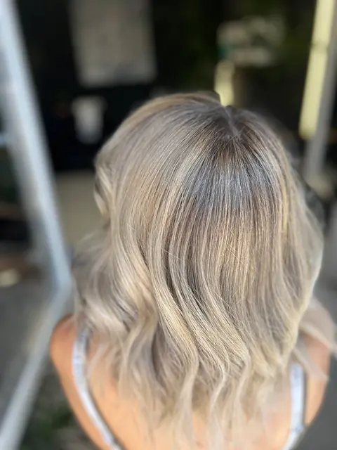 Blond cenușiu cu rădăcină umbrită și balayage luminos, valuri lejere