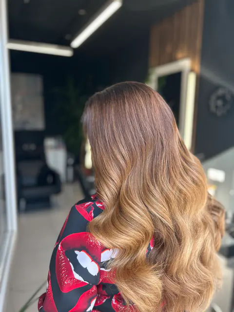 Balayage de la castaniu la blond miere pe păr lung, cu valuri ample