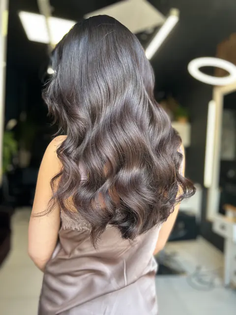 Păr lung, brunet ciocolatiu, cu valuri lucioase și bine definite, văzut din spate, la BLOOM Hair Salon Târgu-Mureș
