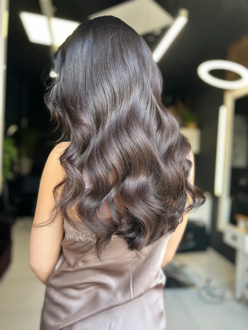 Păr lung, brunet ciocolatiu, cu valuri lucioase și bine definite, văzut din spate, la BLOOM Hair Salon Târgu-Mureș
