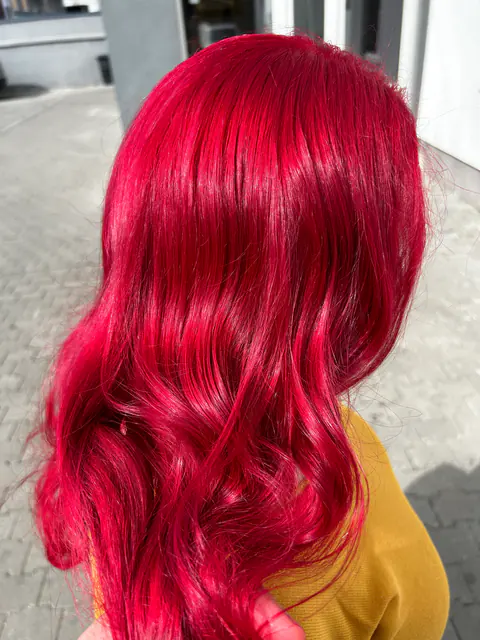 Păr lung vopsit roșu cireașă intens, cu valuri lucioase, colorare BLOOM Hair Salon Târgu-Mureș