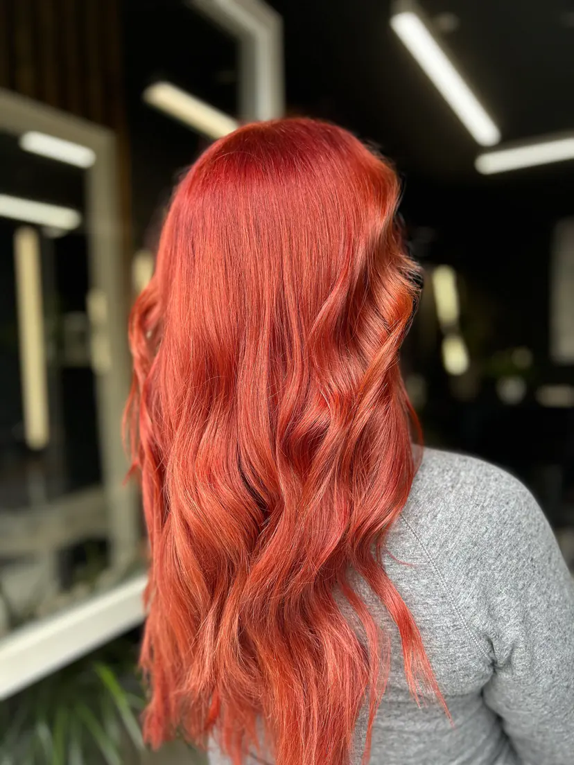 Păr lung, roșu aramiu intens, cu valuri naturale, colorat la BLOOM Hair Salon Târgu-Mureș