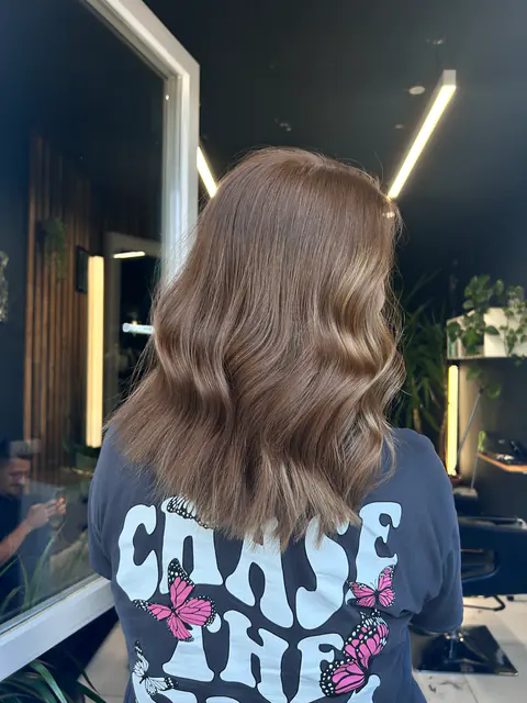 Păr castaniu în nuanță rece (mushroom brown), cu valuri moi, văzut din spate în salon
