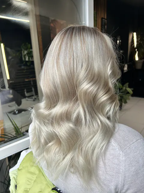 Păr blond perlat cu bucle lejere și voluminoase