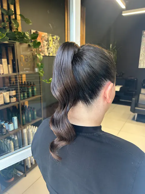 Coadă înaltă, perfect lipită, cu valuri Hollywood lucioase pe lungimi, în salon