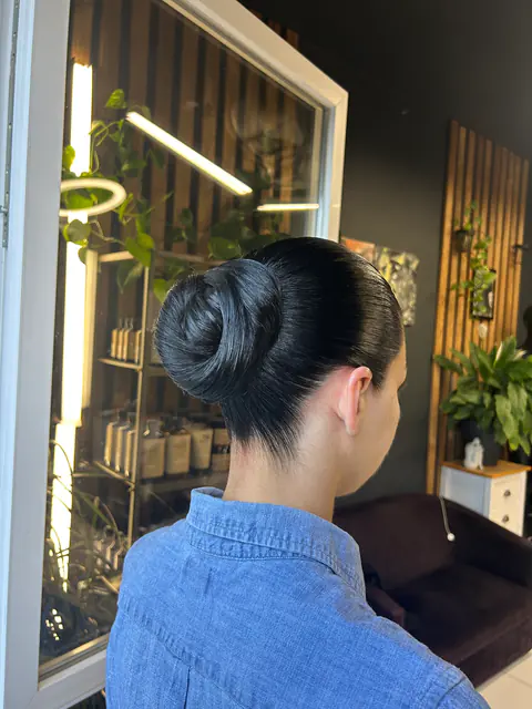 Coc sculptat, perfect lins, pe păr negru lucios: coafură de eveniment la BLOOM Hair Salon
